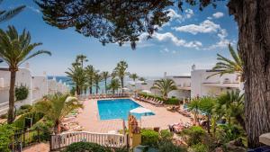 卡拉德米哈斯Macdonald Leila Playa Resort的享有度假村游泳池的景致。