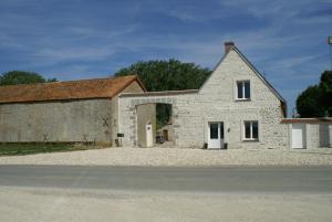 BeauvilliersFerme de Mesangeon的一座古老的石头房子,设有大型车道