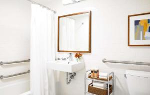旧金山The Laurel Inn, part of JdV by Hyatt的白色的浴室设有水槽和镜子