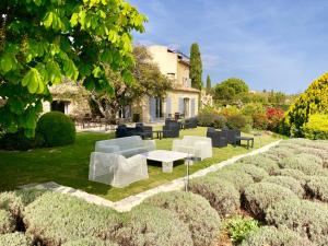 戈尔德Domaine de l'Enclos的房屋前设有带沙发和桌子的花园