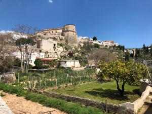 马萨夫拉Le Tre Meraviglie的享有山丘上带城堡的村庄景色