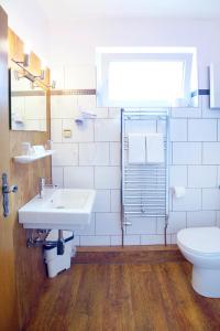 帕滕森祖尔林德餐厅旅馆的白色的浴室设有水槽和卫生间。