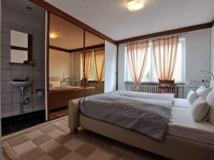 巴特布拉姆施泰特快乐之家酒店的一间带大床的卧室和一间浴室