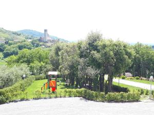 塞拉瓦莱皮斯托耶塞Agriturismo Villa Bracali的公园,公园内有带滑梯和树木的游乐场