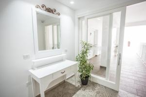 维拉西米乌斯Aras Hotel Boutique的白色的浴室设有水槽和镜子