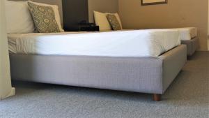 圣胡安维德客栈别墅的一张大床,位于一个配有沙发的房间