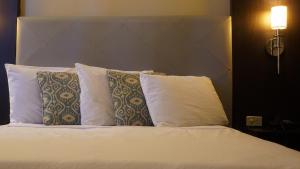 圣胡安维德客栈别墅的一张带白色枕头和床头板的床