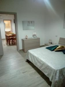 莱韦拉诺Nonno Paolo的一间卧室配有一张床和一张桌子及椅子