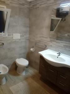 莱韦拉诺Nonno Paolo的一间带水槽、卫生间和镜子的浴室