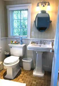 普罗温斯敦里维尔宾馆的一间带卫生间、水槽和镜子的浴室