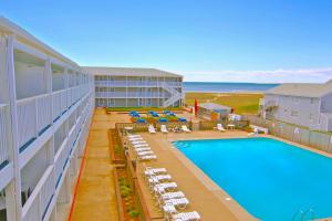 普罗温斯敦沙堡度假酒店的享有酒店的景致,设有游泳池和椅子