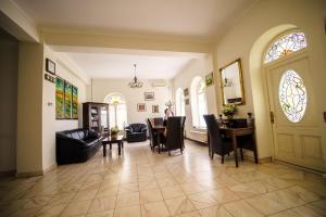 加拉茨Vila Belvedere的客厅配有沙发和桌子