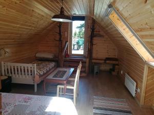 KukkaKukka Holiday House的小木屋内的一个房间,配有一张床铺和一张桌子