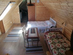 KukkaKukka Holiday House的阁楼间设有两张床和一张桌子及椅子