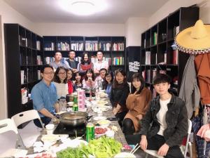 广州Youth Space的一群人坐在桌子旁吃着食物