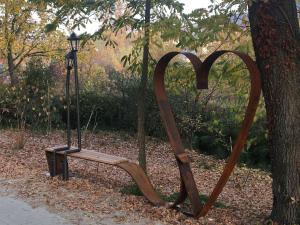阿尔巴艾格日特日斯莫麦玛酒店的几颗心雕塑坐在树旁