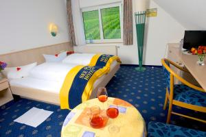 梅尔斯堡奥弗斯酒店的酒店客房配有一张床铺和一张桌子。