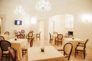 普雷西切ViverE' Resort的用餐室配有桌椅和吊灯。
