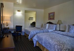 蒙特雷蒙特雷松林汽车旅馆的酒店客房配有两张床和一张书桌