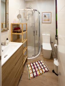 毕尔巴鄂Cosy Room - Guggen º PARKING FREE的带淋浴、盥洗盆和卫生间的浴室