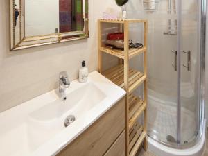 毕尔巴鄂Cosy Room - Guggen º PARKING FREE的一间带水槽和淋浴的浴室