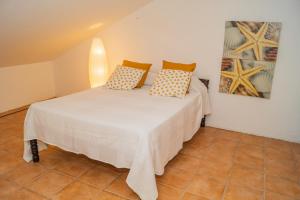 Vila BaleiraSlowing Villas - Villa Oceano的客房内的白色床和枕头