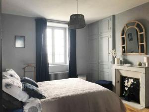 Le Compostelle Chic, Charme, Confort, Cocooning 80 m²客房内的一张或多张床位