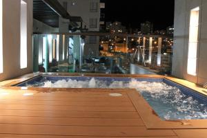 马尼萨莱斯Quo Quality Hotel的建筑物屋顶上的热水浴池