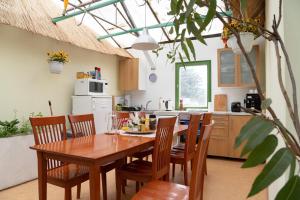 布拉迪斯拉发Rastlinky.sk Greenhouse Guestrooms的厨房配有木桌和木椅