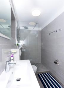斯普利特Apartments West Coast的带淋浴、盥洗盆和卫生间的浴室