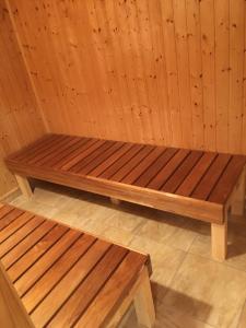 RybništěPenzion Relax的一间设有两个木凳的桑拿浴室