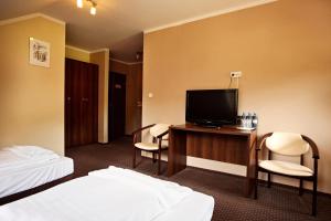 扎甘巴尔托什旅馆的酒店客房设有电视和两张床。