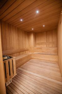 圣多明各Central Park Tower的空空的桑拿浴室设有木墙和木地板