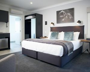 坎布里奇凯利路剑桥旅馆的一间卧室,卧室内配有一张大床