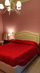 罗马Casa Vacanza Katiuscia的一间卧室配有一张红色棉被的床