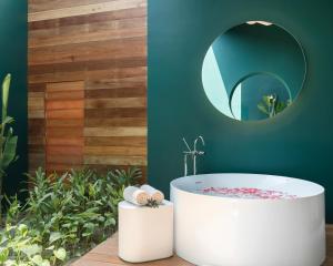 查汶SALA Samui Chaweng Beach Resort的浴室配有白色浴缸和镜子