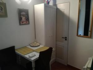 百乐费利克斯Casa Doina的小房间设有桌子和白色橱柜