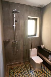 金边田庄别墅的带淋浴和卫生间的浴室。