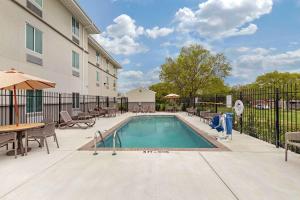 MainStay Suites Lancaster Dallas South内部或周边的泳池