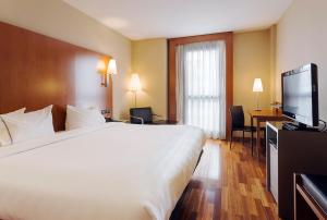 B&B HOTEL Zaragoza Los Enlaces Estación的电视和/或娱乐中心