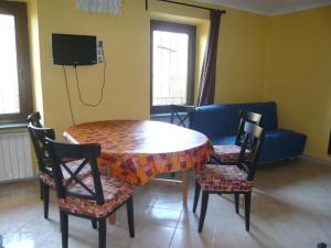 苏萨AGRITURISMO Cré Seren的配有桌椅和电视的客房
