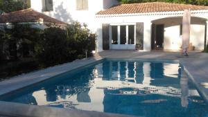 勒吕克la lavande bleue的房屋前的游泳池