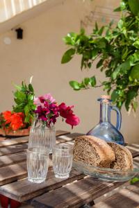 皮特斯迪亚Kritikies Kydonia的一张桌子上放着面包和鲜花