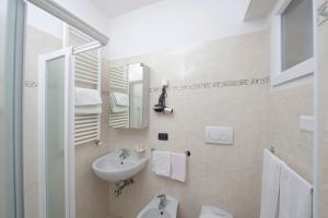 Hotel Villa Linda - Family Hotel - Nuova Costruzione Antisismica的一间浴室