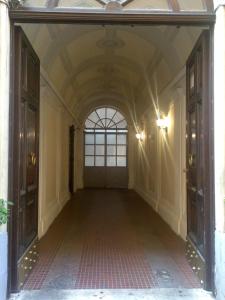 罗马拉扎利酒店的建筑中空无一人的走廊,有天花板
