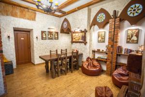 利沃夫郭斯特 - 中世纪旅馆的一间带桌椅的用餐室