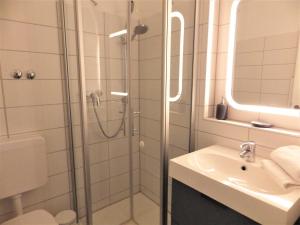 利普施塔特豪斯海提滋格旅馆的带淋浴和盥洗盆的浴室