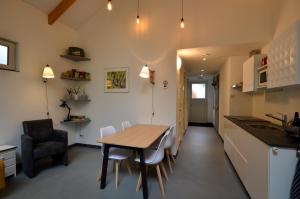 EelderwoldeDINOS Bed&Breakfast - Private Guesthouse的厨房以及带桌椅的用餐室。