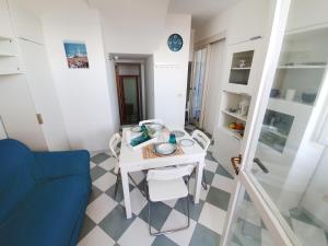 圣凯撒利亚温泉Casa con terrazza vista 180° sulla costa orientale的小房间设有桌子和蓝色的沙发
