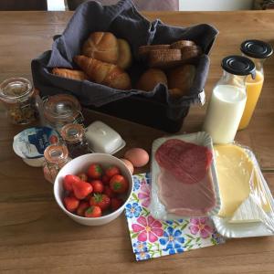 克拉亨堡Speldehof的一张桌子,上面放着一碗草莓和一篮面包